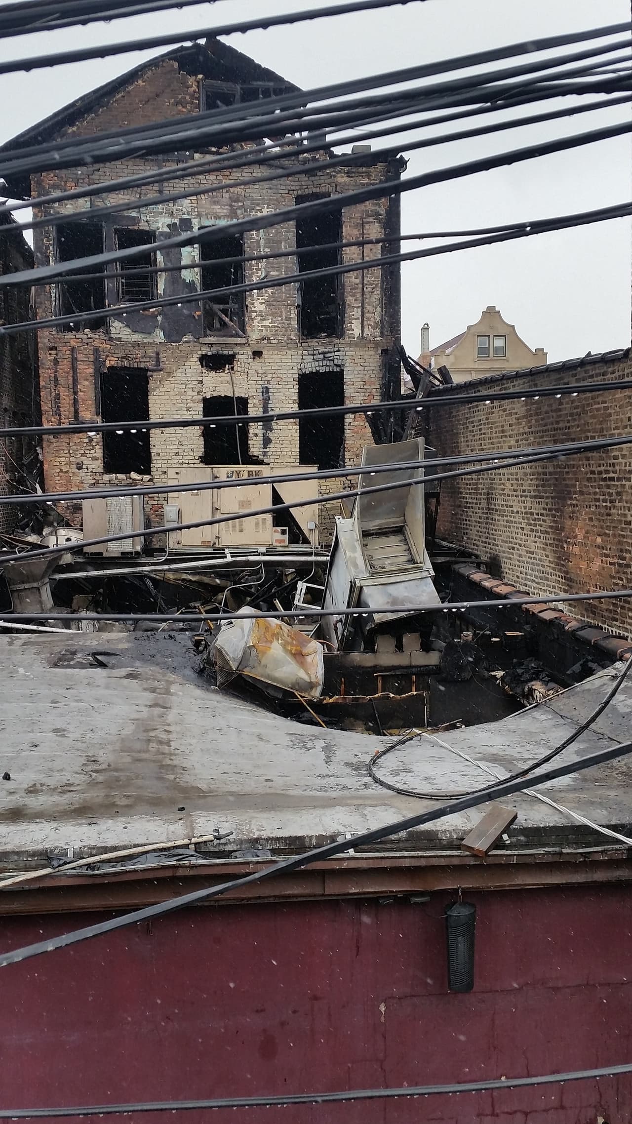 La policía está investigando las causas del incendio, pero dicen que es pronto para saber qué lo originó.