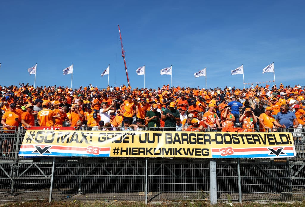 Max Verstappen se lleva el Gran Premio de Holanda y triunfa en su casa ante su público y, además, vuelve a la cima de la Formula 1. El podio fue compartido con Lewis Hamilton y Valtteri Bottas de Mercedes Benz en segunda y tercera posición, respectivamente. El mexicano Sergio Pérez quedó en octava posición.