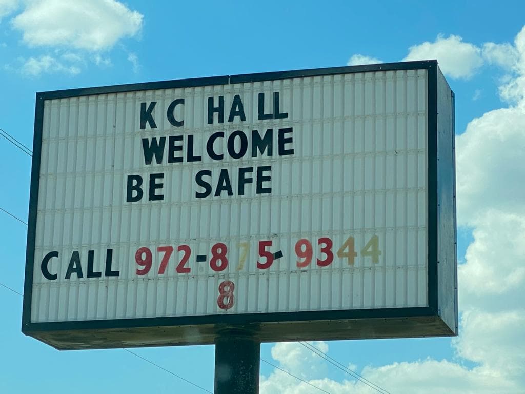 Los refugios son el Centro de Recepción de Mesquite ubicado en 15515 E. I-20 en Mesquite y el Knights of Columbus Hall ubicado en 850 S. I-45 en Ennis Texas, (Condado de Ellis).
<br>
<br>