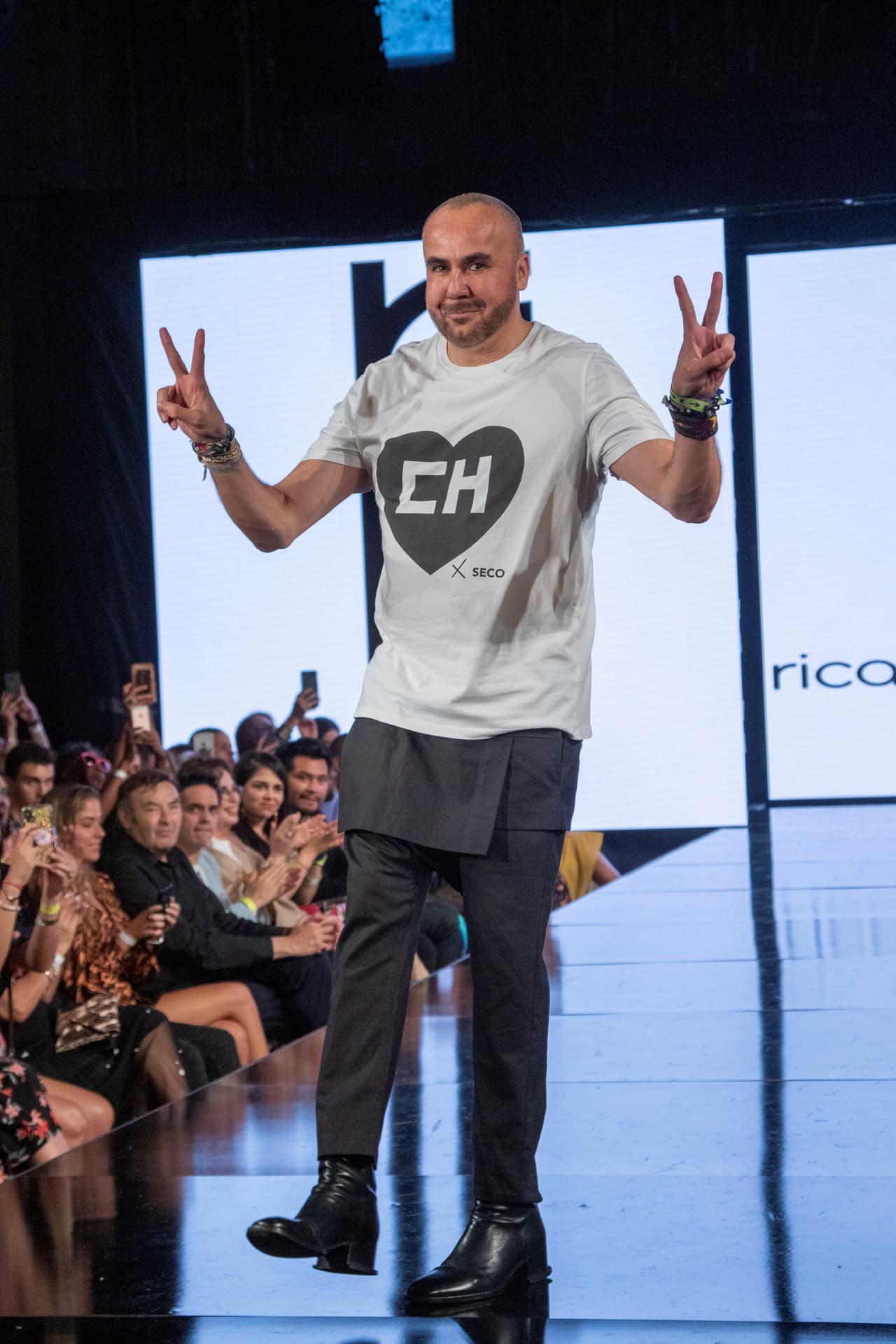 "Creo que en este tiempo que estamos viviendo hace falta tener este tipo de héroe que son nobles, que siempre tienen una intención de ayudar. Ahora todos podemos preguntarnos ¿y ahora quién podrá defendernos?", concluyó 
<b><a href="https://www.instagram.com/secoricardo/" target="_blank">Ricardo Seco</a></b>.