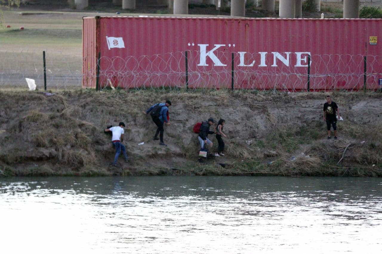 El alambre de púas en medio del río que Abbott prometió colocar aún no se había puesto, según informes del periodista Antonio Guillén, destacado en la escena.