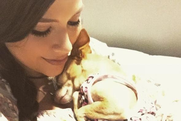 Ana rescató a Honey de las calles y desde entonces ha llenado su vida de amor.