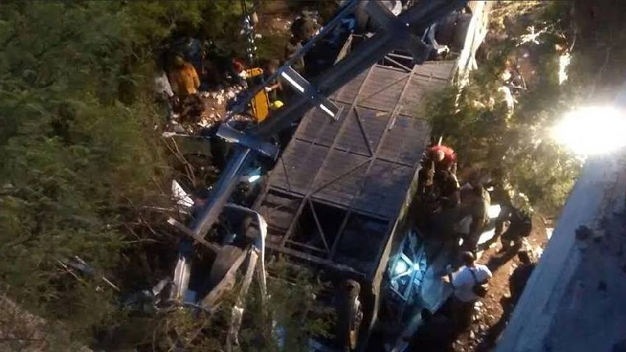 Ascienden a 43 los muertos al despeñarse un autobús en el norte de Argentina