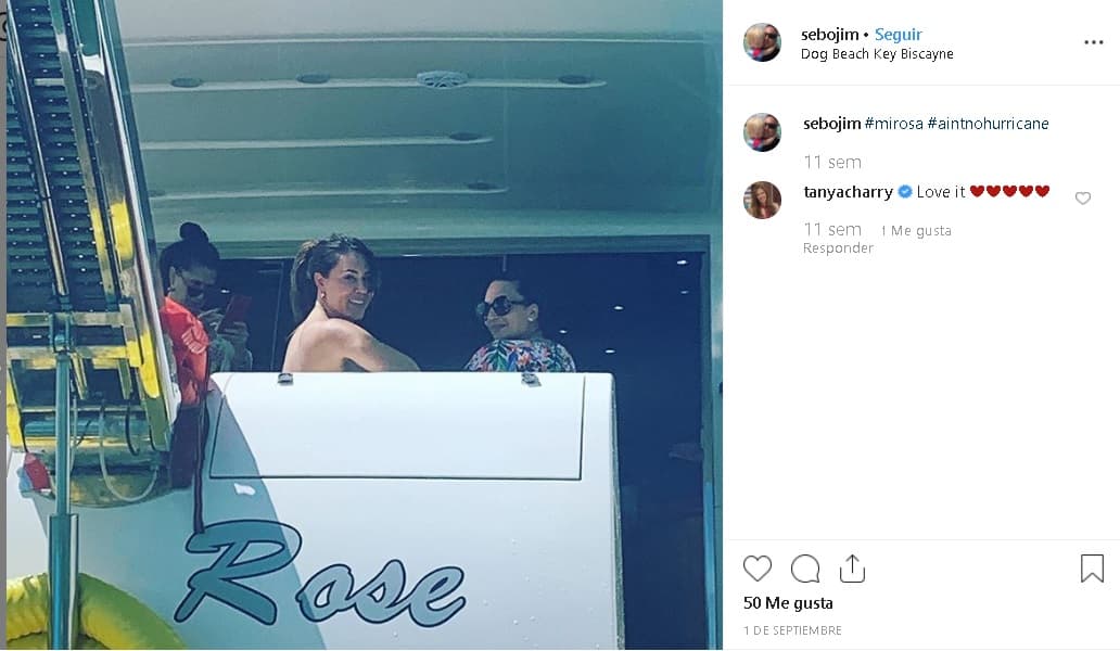 Mientras Tanya mantenía en bajo perfil la relación, Sebastían publicó esta imagen donde se veía a la reportera en un bote llamado 'Rose'. El productor escribió junto a la imagen "Mi rosa".