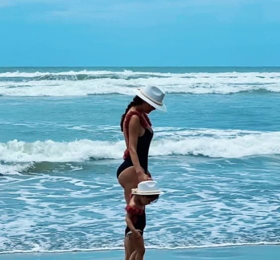 Ahí,
<a href="https://www.univision.com/famosos/famosas-que-lucen-trajes-de-bano-o-bikinis-a-juego-con-los-de-sus-hijos-fotos">madre e hija lucieron un guardarropas de lujo</a>, ya que coordinaron varios de sus outfits.