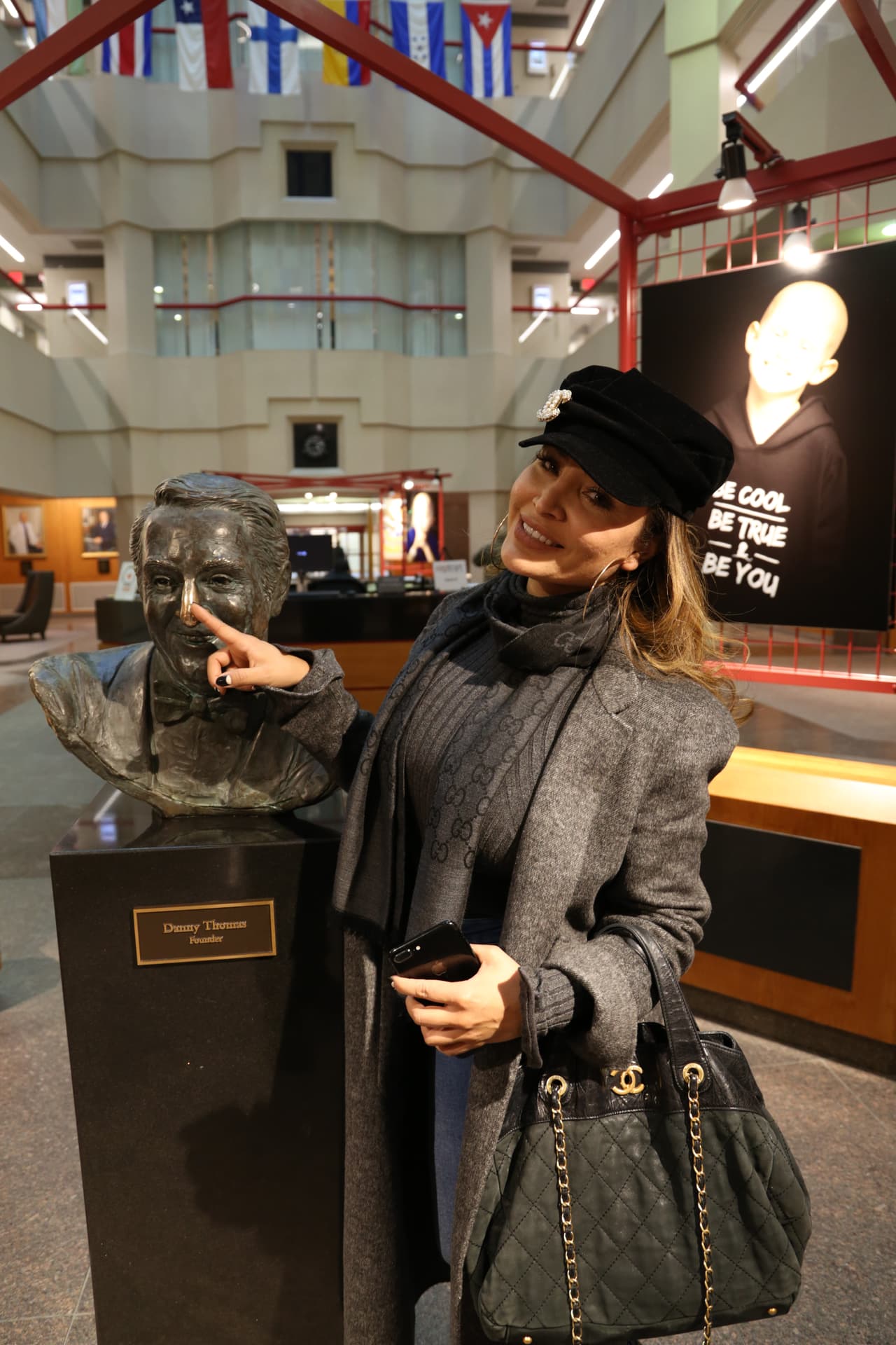 Se dice que si le sobas la nariz a esta estatúa de 
<b>Danny Thomas</b>, fundador de 
<b>St. Jude</b>, te trae buena suerte.
<br>
<br>
<b>DONA AQUÍ: <a href="http://bit.ly/UnidosConStJude" target="_blank">bit.ly/UnidosConStJude</a></b>