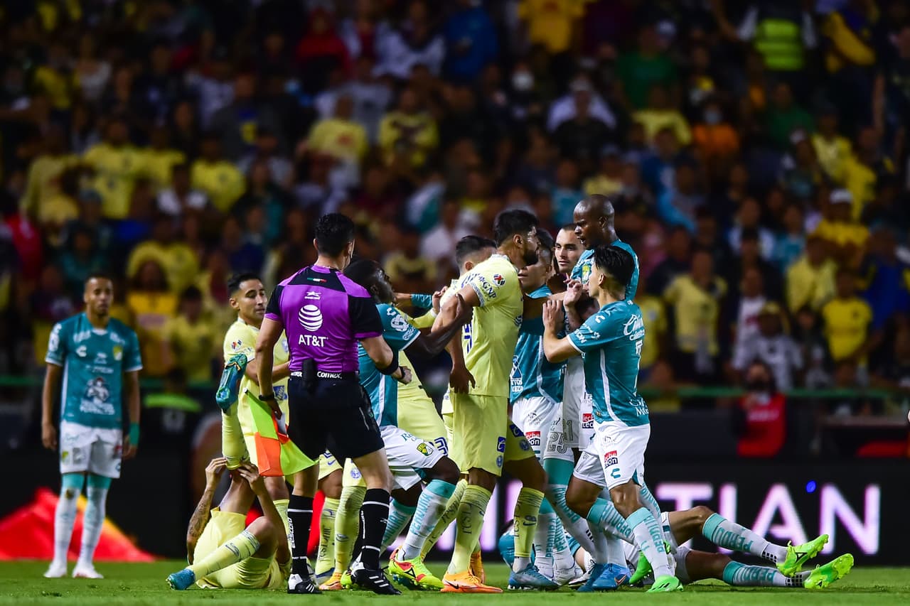 León derrota al América en un encuentro lleno de goles, polémica y emociones en el cierre de la Jornada 6.