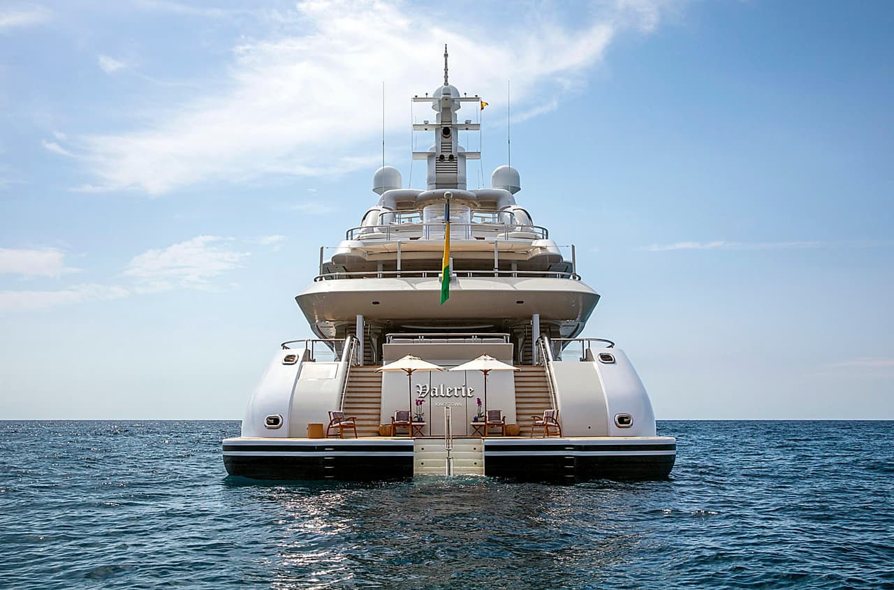 Queda claro que el de JLo es, de los dos, el más grande y costoso en esta guerra de yates que se ha desatado en medio de las aguas de la costa francesa.