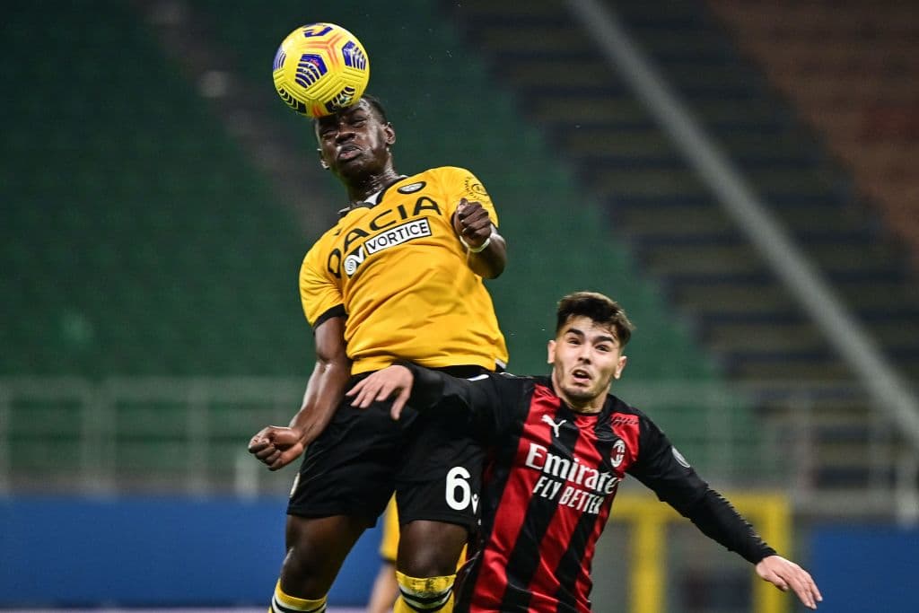 Milan rescata empate tras penal marcado ante el Udinese para terminar 1-1. Rodrigo Becao fue el autor del gol que le daba la victoria parcial a los 'Bianconeri', pero una mano de larsen de último minuto, marcó penal para los 'Rosonneri' y Kessie se encargó de anotar e igualar el marcador en esta Jornada 25 de la Serie A.