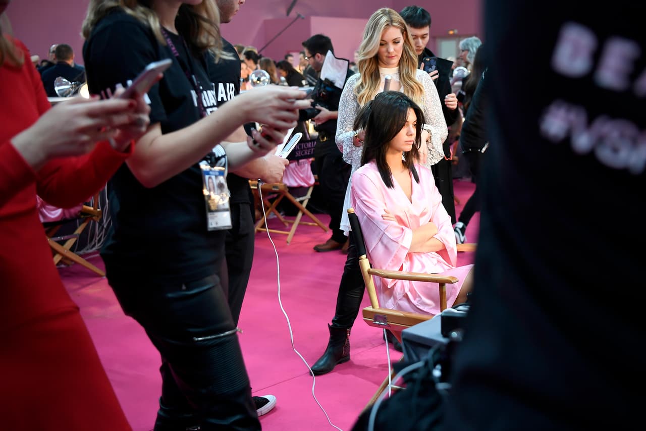 Todo un equipo de profesionales arreglan el maquillaje y peinado a todas las chicas.