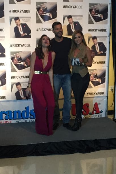 Este par de sensuales chicas se fueron a alcanzar a Ricky Martin a su firma de autógrafos.