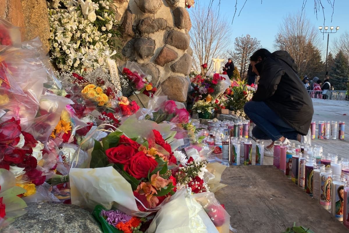 Cientos de veladoras iluminan la imagen de la Virgen de Guadalupe, así como flores de distintos colores que adornan su altar.