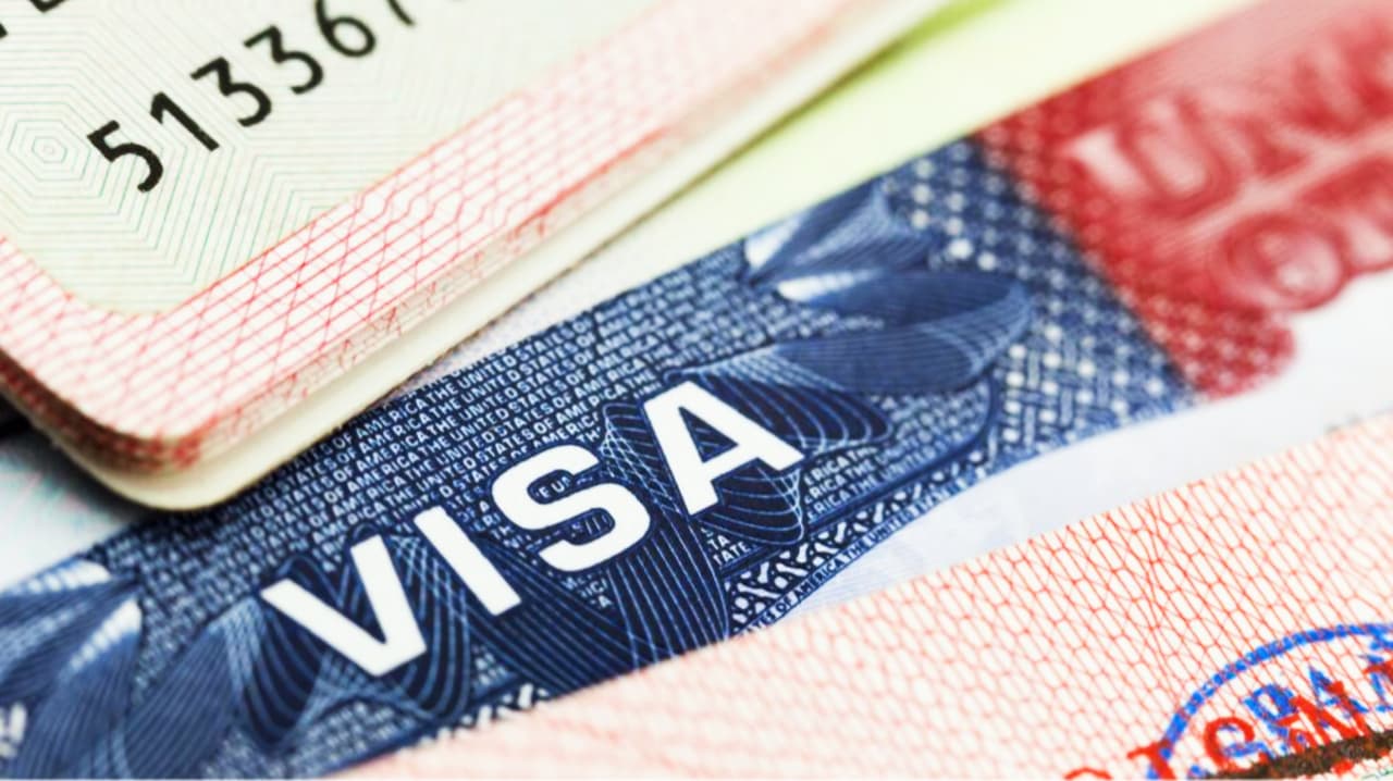 Juez bloquea cobro de $100,000 en visas H-1B: hay alivio inmediato para empresas y profesionales