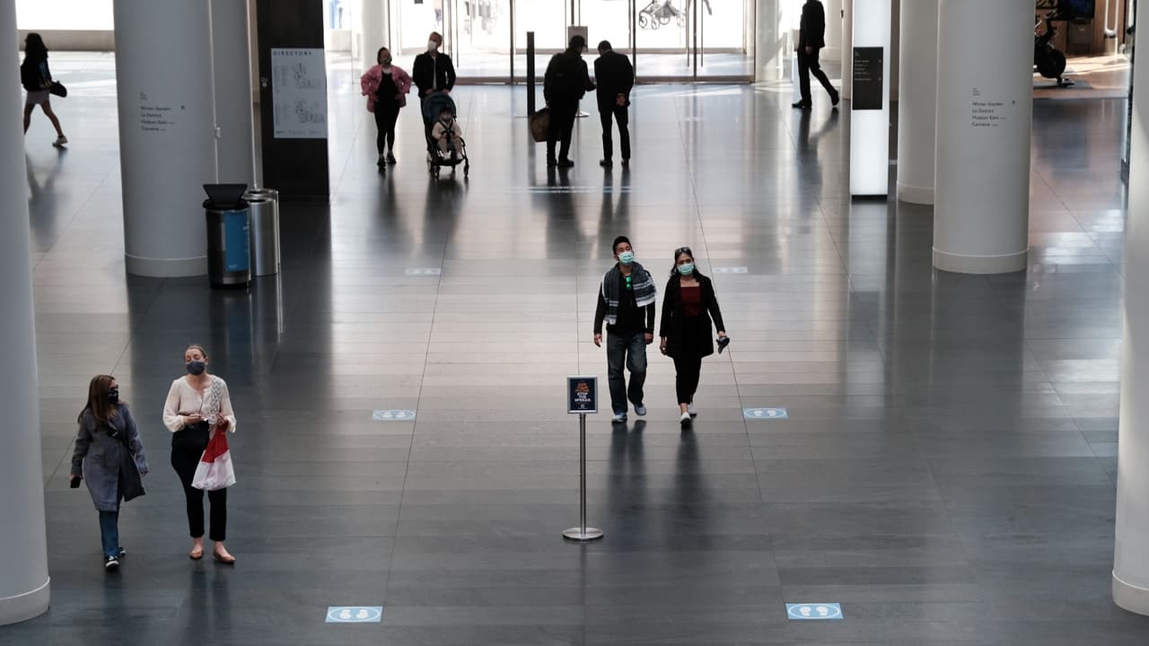 <b>En video:</b> La nueva guía de los CDC tiene algunas excepciones como los aviones, hospitales o el transporte público, en donde deberá seguir usándose la mascarilla.