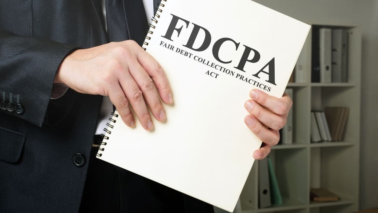 <b>Conoce tus derechos: </b>Los tres tipos de cobradores de deudas (cobradores internos, cobradores externos y compradores de deudas) deben seguir el conjunto de reglas establecidas en la Ley de Prácticas Justas de Cobro de Deudas (FDCPA).
<b> </b>La
<b>FDCPA</b> restringe las acciones que los cobradores de deudas pueden tomar hacia los consumidores para cobrar las deudas.
<br>