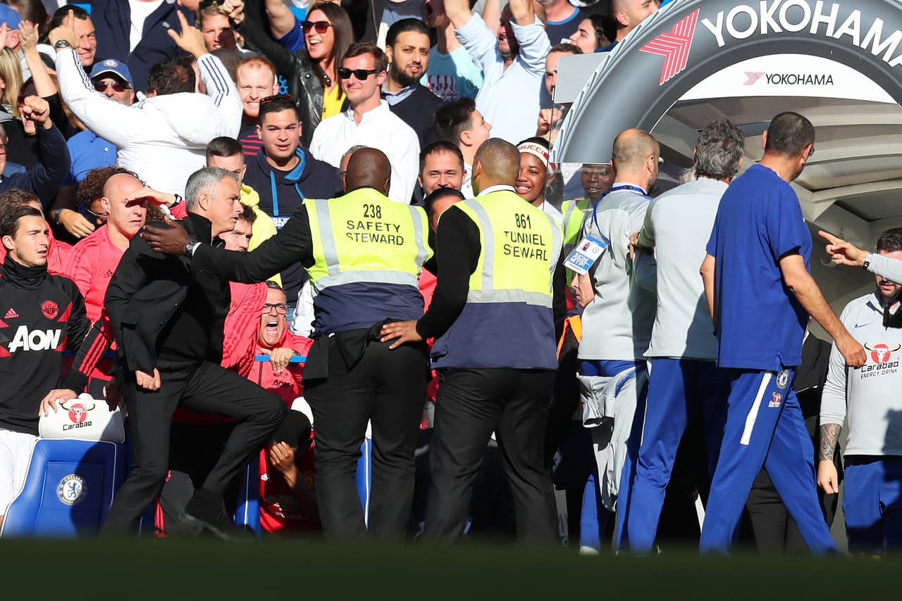 El sujeto se resguardó rápidamente en el túnel a los vestuarios mientras 'Mou' intentaba deshacerse de quienes le impedían llegar a él.