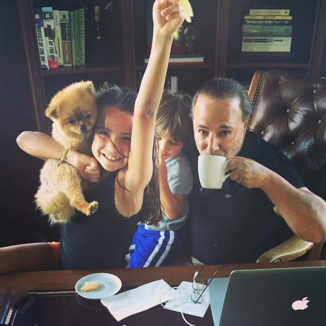 Durante varios años, Thalía y Tommy Mottola decidieron no mostrar el rostro de 
<b><a href="https://www.univision.com/shows/despierta-america/thalia-compartio-fotografias-ineditas-de-sus-hijos-video">Sabrina Sakaë y Matthew Alejandro</a></b>, sin embargo, ahora comparten más momentos con sus 'motores de vida'.