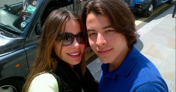 No hay duda de que 
<b><a href="http://www.univision.com/temas/sofia-vergara">Sofía Vergara</a></b> y su hijo parecen casi hermanos, pues mientras la actriz tiene 44 años de edad, 
<b>Manolo Gonzalez-Ripoll Vergara</b>, tiene 24.