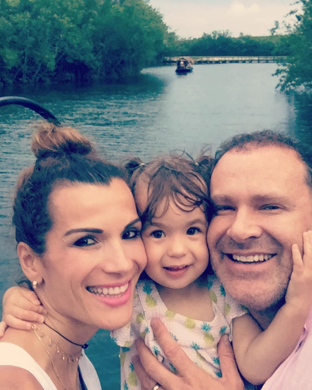 Para Alan y Cristy el tiempo ha pasado volando, ahora no solo disfrutan del cariño de su hija, sino también de un bebé que los sorprende cada día.