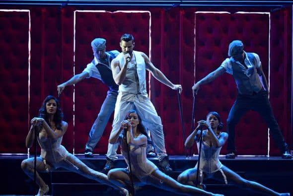 Durante todo el tiempo Ricky Estuvo bailando e interactuando con sus bailarines.