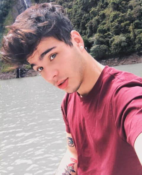 Sebastián Villalobos tiene una mirada que enamora y roba suspiros.