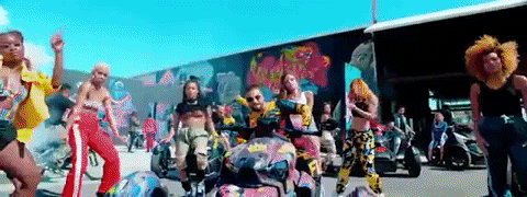 El video fue dirigido por el venezolano Nuno Gómez, que anteriormente se ha encargado de la dirección de audiovisuales para Ozuna, Chino y Nacho, Reik, Sixto Rein, Romeo Santos y muchos otros artistas urbanos.