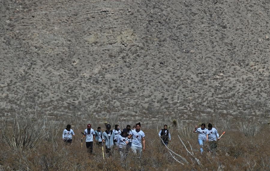 David Peña, abogado del Grupo de Acción por los Derechos Humanos y la Justicia Social, comentó desde el lugar de búsqueda que los seres queridos del soldado de 21 años se reunieron con la fiscalía del estado de Chihuahua, al que pertenece Ciudad Juárez, para informarles que dos semanas atrás había recibido información sobre el paradero del joven.
<br>