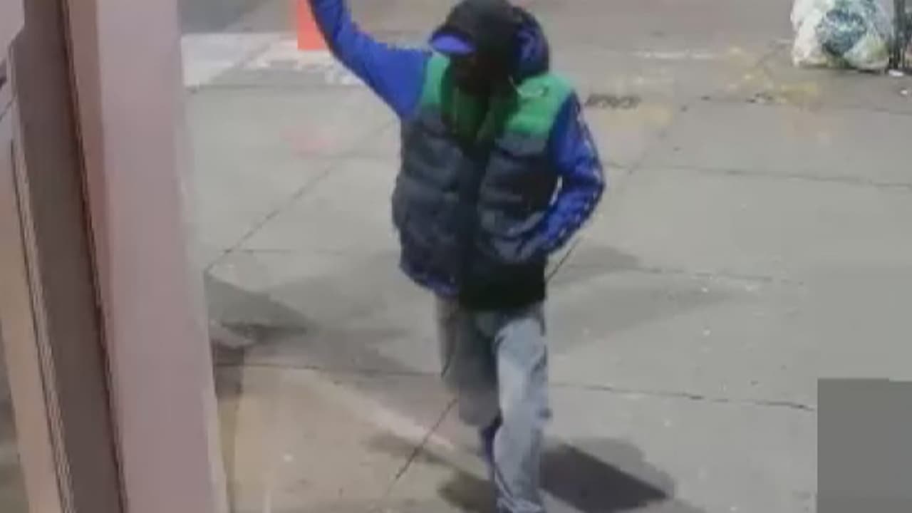 Sigue la violencia: Hombre golpea al azar a anciana de 70 años en una calle de Brooklyn