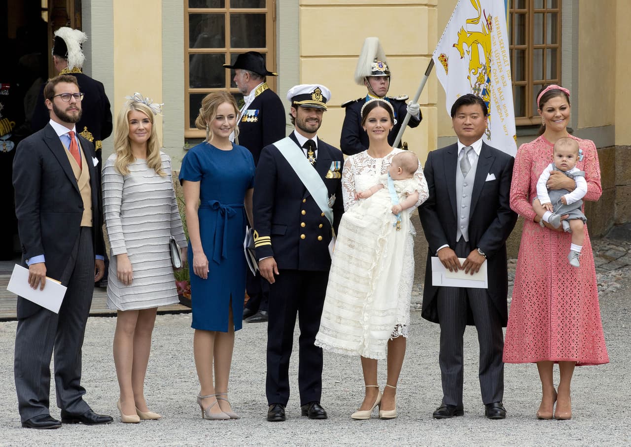En la entrada de la capilla, tras la ceremonia bautismal.