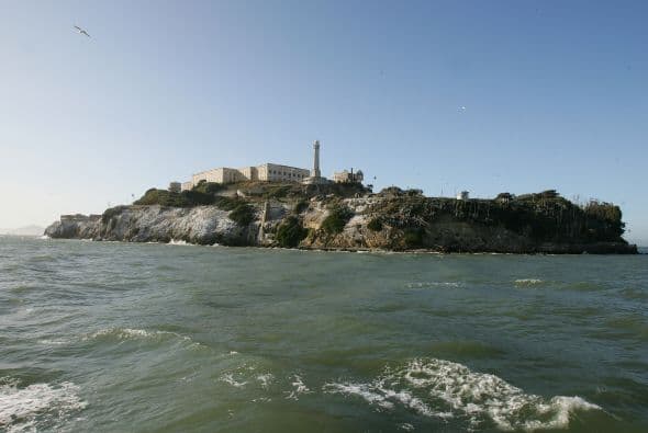 Es una isla situada en el centro de la Bahía de San Francisco en California, Estados Unidos, antiguamente utilizada como fortificación militar, como prisión militar y como prisión federal hasta su cierre en 1963.