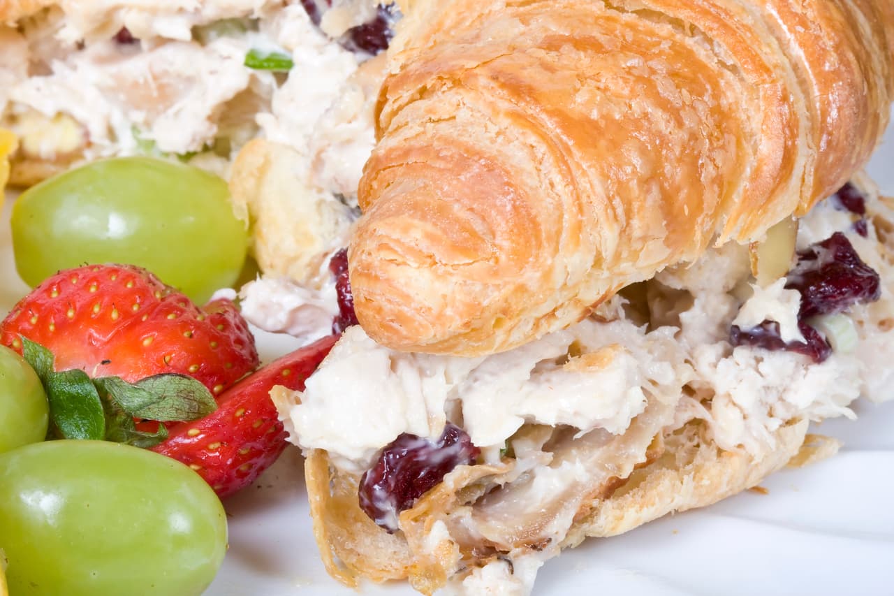 <b>Croissant:</b> acompaña este clásico de la panadería francesa con un relleno de ensalada de pollo con mayonesa y arándanos (puedes agregar manzana verde o nueces).