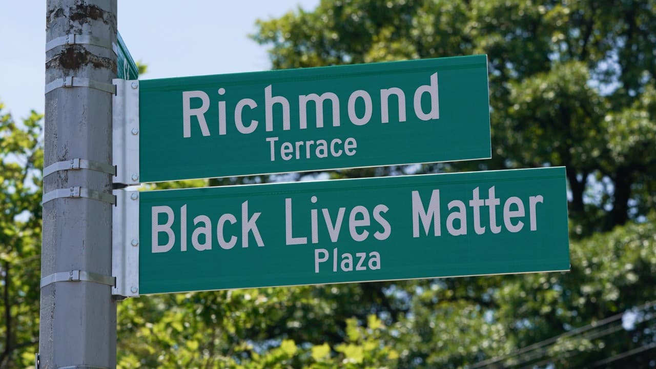 En tanto, la Terraza Richmond cambió su nombre este viernes a Plaza Black Lives Matter en Staten Island, Nueva York.