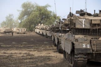 El ejército israelí confirmó oficialmente que empezó a retirar algunos soldados de la franja de Gaza, sin precisar su número.