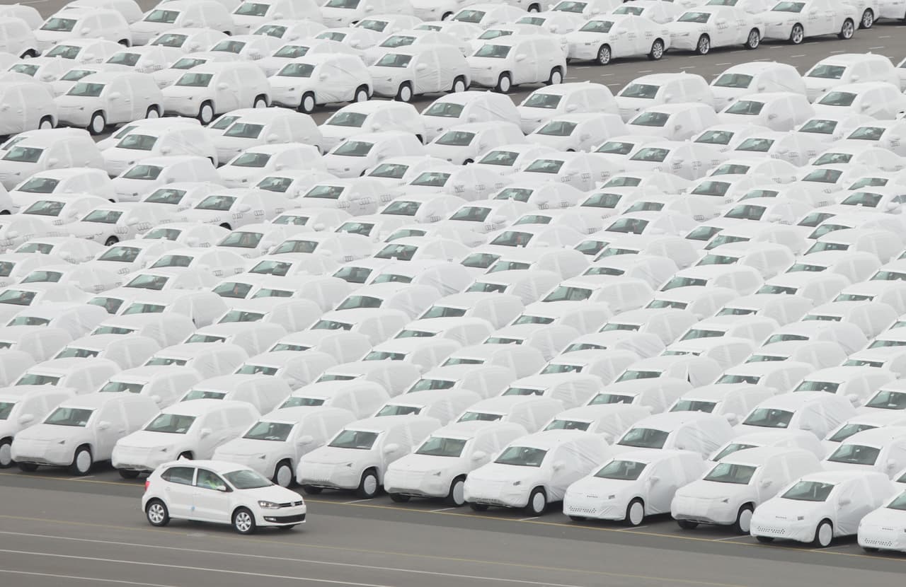 En febrero de 1972 el 
<b><a href="http://www.univision.com/noticias/autos-historicos/la-fascinante-historia-del-primer-volkswagen" target="_blank">Volkswagen Beetle</a></b> terminó con el reinado del 
<b>Ford Modelo T</b> como el auto más vendido de la historia. Ford había construido un total de entre 15 y 16.2 millones de unidades (dependiendo de a quien se le crea) del Modelo T entre 1908 y 1927 en 25 plantas situadas en 15 países, y durante los 45 años siguientes ningún otro modelo fue capaz de destronarlo. 
<br>
<br>Al Beetle, cuya producción se había iniciado en 1938, le tomó 34 años en lograr lo que el Modelo T había alcanzado en 19, y al final de su carrera en 2003 alcanzó un total de 21,529,464 unidades producidas. El estatus de Beetle como el auto más vendido de la historia le fue arrebatado por el 
<b><a href="http://www.univision.com/noticias/auto-show-de-nueva-york/el-toyota-corolla-cumple-50-anos-y-los-celebro-en-nueva-york" target="_blank">Toyota Corolla</a></b> al cierre del siglo XX. Sin embargo hay quienes le disputan este crédito al Corolla, ya que a diferencia del Modelo T y del Beetle que durante sus carreras permanecieron básicamente como el mismo modelo, el emblema Corolla ha sido instalado en 11 modelos distintos.
<br>
<br>Aunque solo estos tres modelos pueden darse el crédito de haber sido el auto más vendido del planeta en algún momento determinado, mucho otros han alcanzado una popularidad impresionante. Conócelos:
<br>