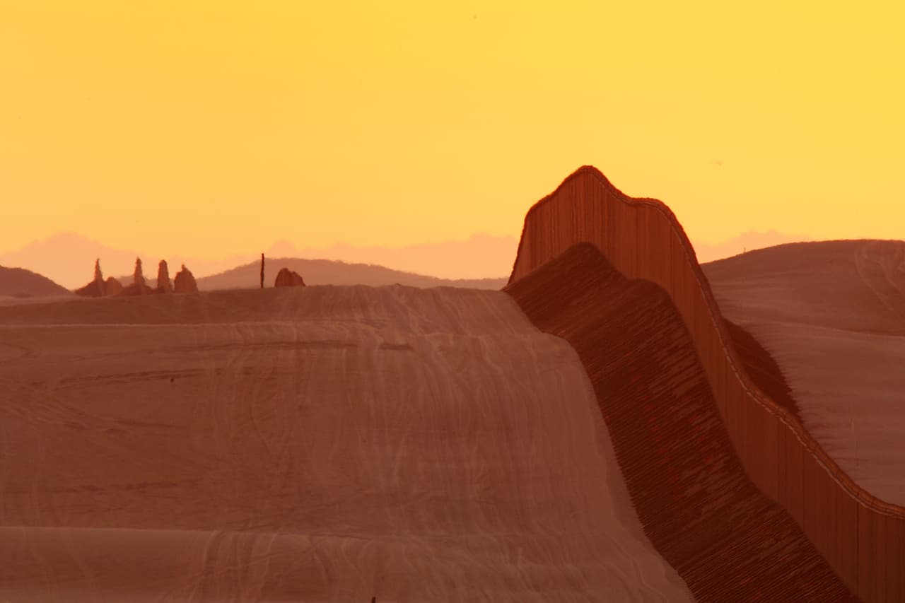 <b>7. El muro mismo mata. </b>Aunque las historias más comunes dan cuenta de cómo cientos de inmigrantes provenientes de México mueren en el desierto que separa a este país de Estados Unidos, 
<b><a href="http://www.latimes.com/local/lanow/la-me-ln-hanging-border-fence-calexico-20140714-story.html">un hombre de 27 años en julio de 2014 hizo que esta historia cobrara unos nuevos matices dramáticos.</a></b>
<br>