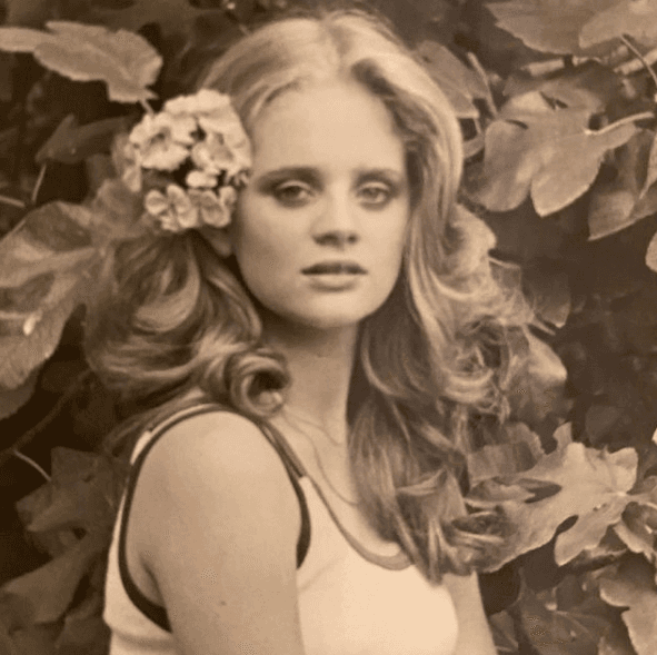 <b>Erika Buenfil </b>
<br>Desde que era muy joven, Erika inició su carrera en el mundo del entretenimiento como conductora de un programa de televisión. Después, ganó popularidad con su primera aparición en la telenovela de 1977 ‘Acompáñame’.