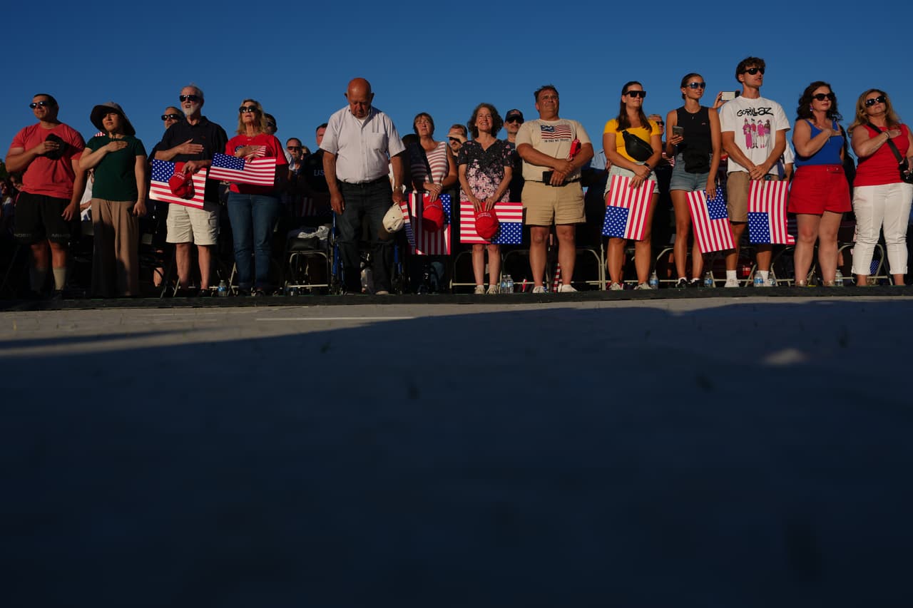 La gente llega antes del discurso del presidente Donald Trump en la inauguración de la Gran Feria Estatal Americana en el National Mall, el miércoles 24 de junio de 2026, en Washington.