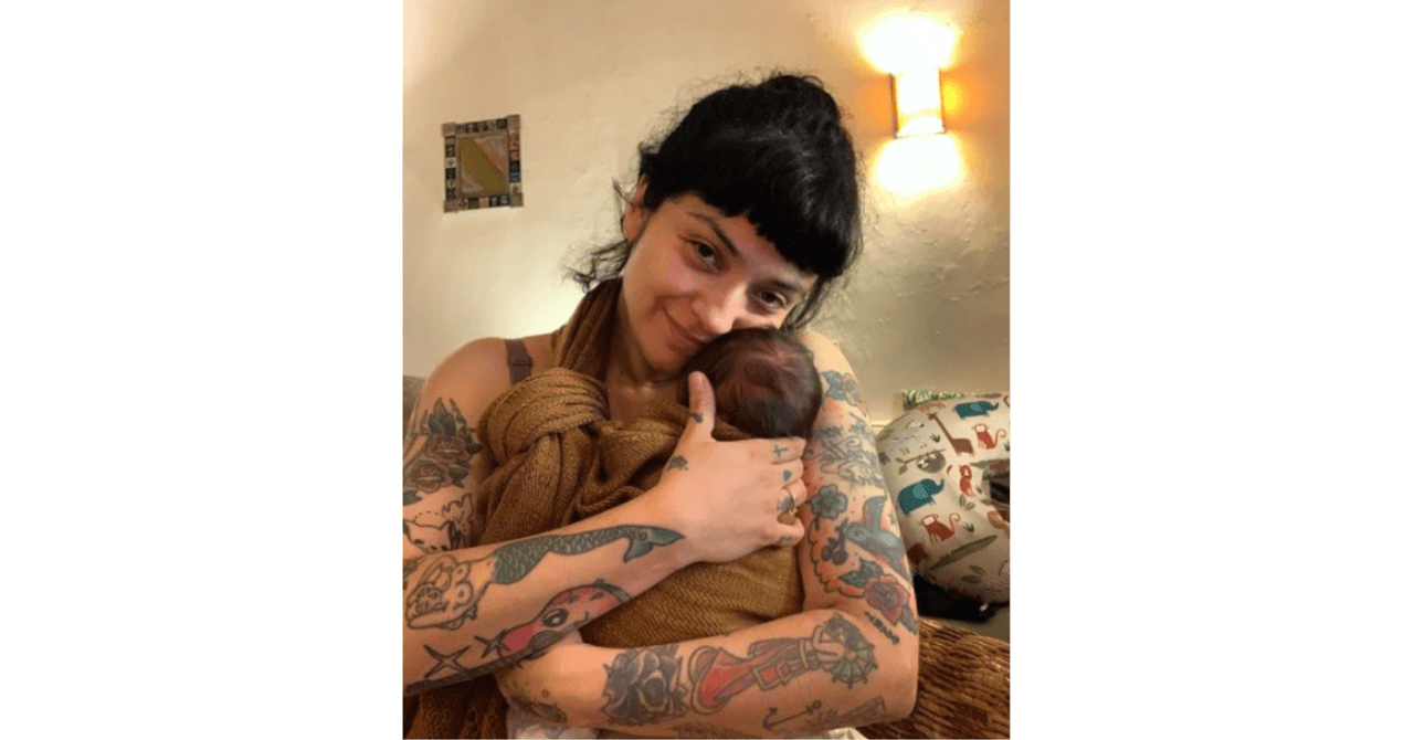 La primera foto del pequeño llegó el 20 de ese mismo mes: un tierno retrato en el que la chilena lo carga entre sus brazos.