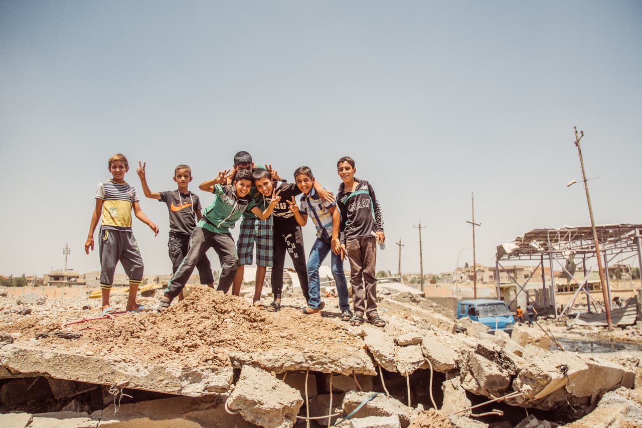 "Un grupo de niños emocionados se subieron a los escombros de un edificio, según ellos destruido por ISIS, para que yo les tomara fotografías”, contó sobre esta imagen José Argueta.