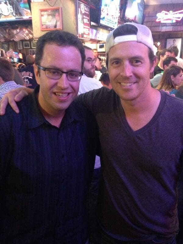 Fogle dijo tras el arresto que su fundación cortaba todo lazo con Taylor de manera inmediata.