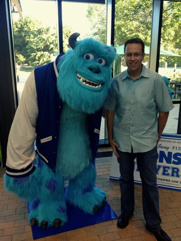 Por su lado, Fogle se mantuvo tranquilo mientras las autoridades revisaban su hogar.