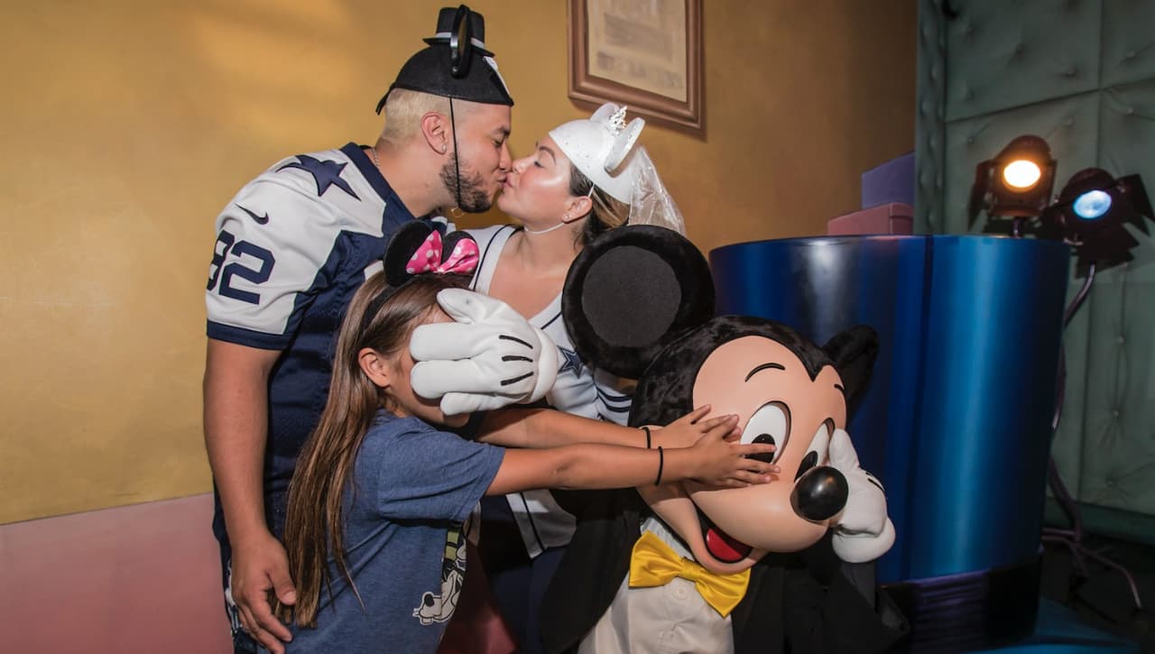 Chiquis Rivera y Lorenzo Méndez practican su boda en Disney, con dos testigos de lujo