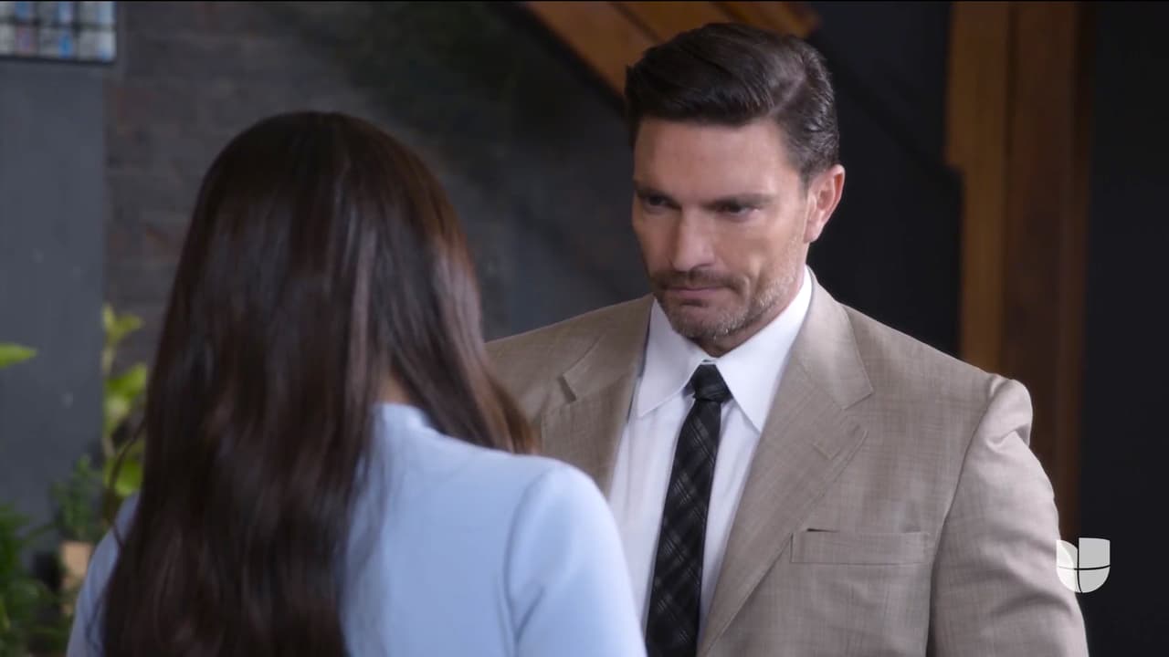 Una vez frente a ella, Carlos felicitó a Alejandra por ser la nueva socia del despacho de Alonso Vega. Además, trató de convencer la de darle una nueva oportunidad a su amor.