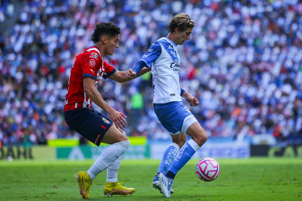 Tras el empate a un gol en el tiempo regular, Puebla se impuso a las Chivas desde los 12 pasos y chocarán con América. La Franja evitó el Clásico Nacional.