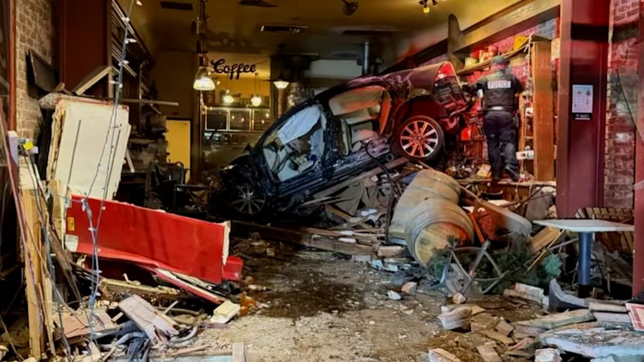 Conductor de 90 años choca contra cafetería en Los Gatos el Día de Acción de Gracias