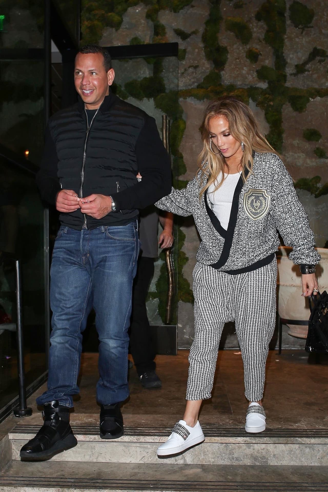 Ninguno de los dos comentó qué habían cenado ni cuál era su plato favorito de Avra, donde solo
<b><a href="http://avrabeverlyhills.com/menus/all-day/">un aperitivo cuesta entre 14.95 y 29.95 dólares.</a></b>