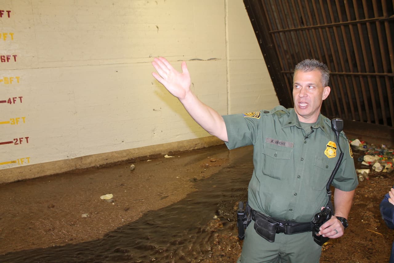 Keven Hecht, jefe del equipo de túneles de la Patrulla Fronteriza explica como sus agentes exploran el drenaje.