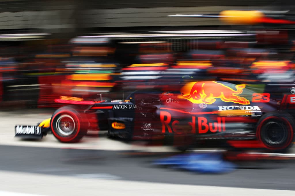 Lewis Hamilton lo hace de nuevo y rompe récord mundial con 92 carreras ganadas en la Formula 1. Se le unen al podio Valtieri Bottas y Max Verstappen. Muy buenas carreras de Charles Leclerc y del mexicano Sergio Pérez, pero la lluvia fue factor importante en este Gran Premio de Portugal.