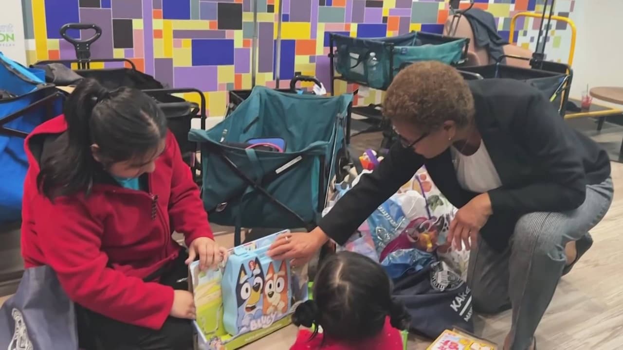 Alcaldesa de Los Ángeles crea fondo para llevar regalos de Navidad a las familias inmigrantes