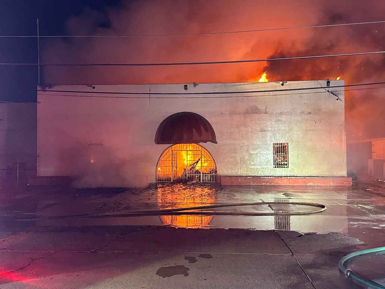 A su llegada, las cuadrillas encontraron intensas llamas y humo saliendo del techo, por lo que se requirió el apoyo de hasta 70 bomberos.
